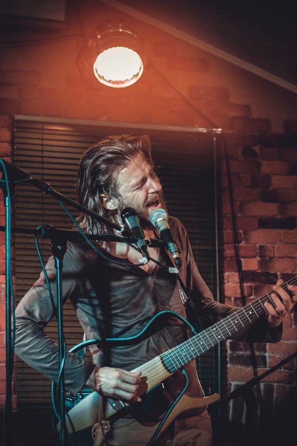 Comment les artistes contemporains utilisent-ils la technologie dans leur art ?